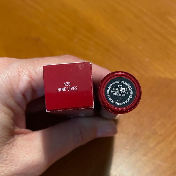 MAC Love Me Lipstick Nine Lives - Picture 9 of 16
